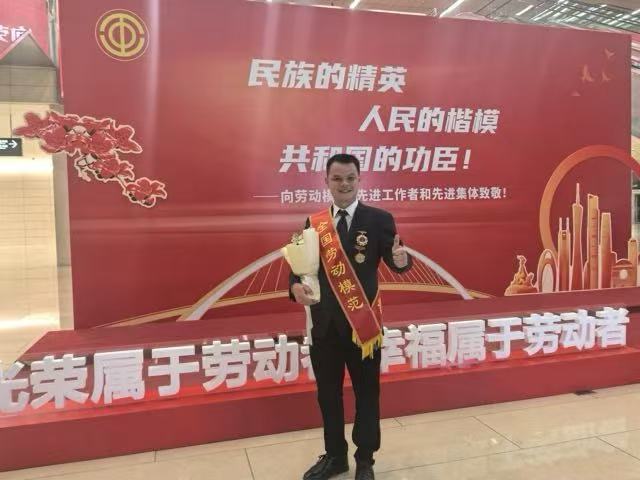 清远蒙娜丽莎生产基地雷万兵荣获全国劳动模范